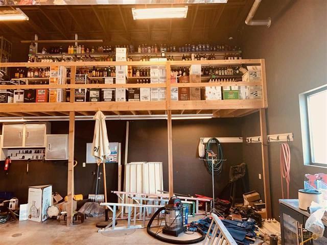 The Pit Stop: 8034 Stagestop Rd, Summerset, SD 57718